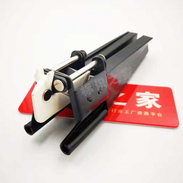 KT board automatic edge cutting angle installation device